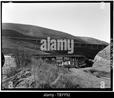 Elevazione del nord dalla spalla di Altamont Pass Road Interstate Highway 5 viadotto in background ex Pacifico occidentale (ora Union Pacific) Ferrovia a destra abbandonato del Pacifico meridionale a destra del titolo al di sotto del ponte vista verso sud-ovest 90 mm lente Carroll ponte di overhead, Altamont Pass Road, Livermore, contea di Alameda, CA Foto Stock