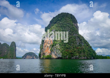 Baia di Phang Nga scogliere calcaree in Thailandia Foto Stock