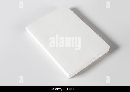 Chiuso libro bianco mockup, isolato su grigio Foto Stock