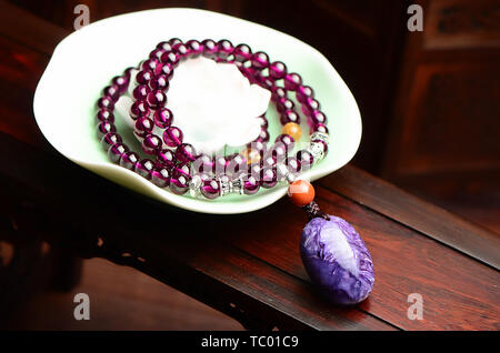 Amethyst pendant purple tooth black garnet crystal bracelet necklace wool chain Foto Stock