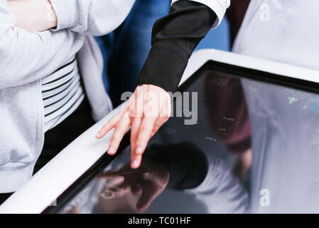 Medico esamina gli organi umani su un touch screen. L'istruzione dei medici gli studenti universitari. Tecnologie del futuro Foto Stock