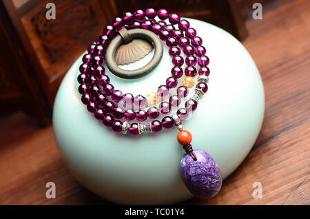 Amethyst pendant purple tooth black garnet crystal bracelet necklace wool chain Foto Stock
