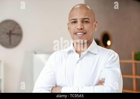 Ritratto di bello afro-americano di uomo in ambienti interni Foto Stock