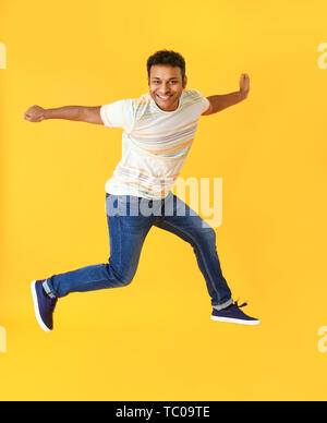 Jumping man sul colore di sfondo Foto Stock