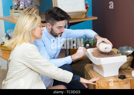 La realizzazione di una scultura da un cioccolato Foto Stock