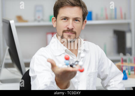 Uomo che lavora con il DNA Foto Stock