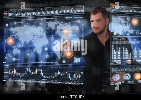 Imprenditore lavora con virtual interfaccia olografica. La tecnologia del futuro concetto Foto Stock