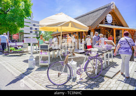 Tihany, Ungheria - 25.05.2018: Lavanda negozi di Tihany Ungheria con Tourist qualsiasi bicicletta viola a Balaton Foto Stock