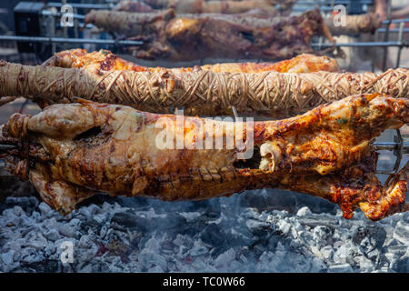 La Pasqua Greca. I Kokoretsi, kokorech, kokorec e di agnello, pecora, kid grigliare su spiedini outdoor su carboni di legna il fuoco. Primo piano. Foto Stock