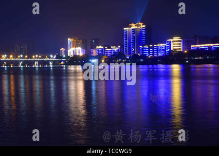 Passeggiata attraverso il traliccio per vedere la nuova città di nuovo Yudu, il rapido cambiamento di nuova città del neon lampeggiante area sovietica, il pesce che saltava dall'acqua sulle rive del fiume Yudu. La notte è tranquillo e bellissimo e nuovo Yu Du! Foto Stock