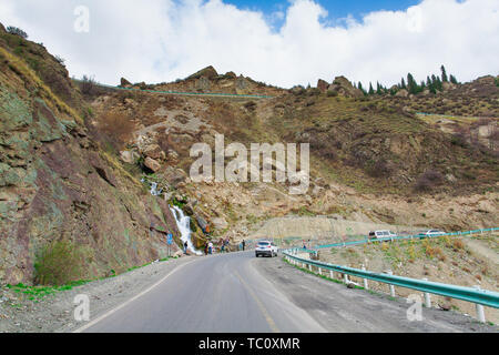 Una piccola macchina è parcheggiata accanto alla strada Panshan sotto Xiaolongchi Su Doku road. I visitatori di scattare foto dalla cascata Foto Stock