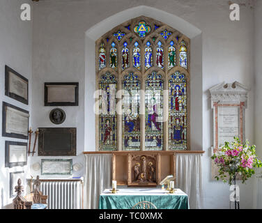 Le vetrate colorate dettaglio Sant'Anna e della Vergine Maria sante, Aldeburgh chiesa, Suffolk, Inghilterra, Regno Unito c 1929 UN K Nicholson Foto Stock