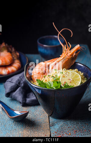 Una ciotola di spaghetti cinesi Foto Stock