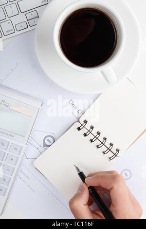 La creativa combinazione di forniture per ufficio Foto Stock