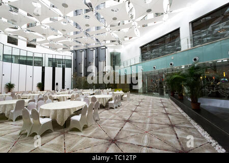 Sala da pranzo interna e tabelle Foto Stock