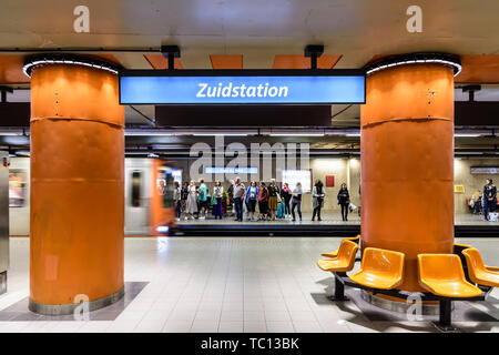 Un treno arriva in corrispondenza di una piattaforma affollato nella Gare du Midi/Zuidstation stazione della metropolitana, che si trova sotto il Brussels-South stazione ferroviaria in Belgio. Foto Stock