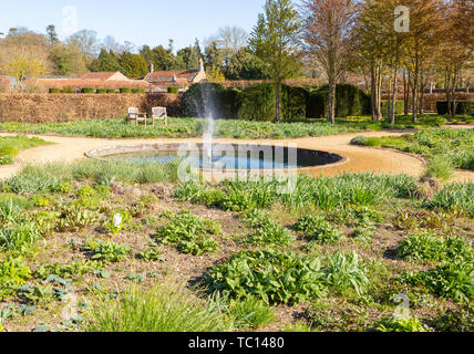 Giardino disegnato da Piet Oudolf a Scampston Hall, nello Yorkshire, Inghilterra, Regno Unito - Prato perenne stagno Foto Stock