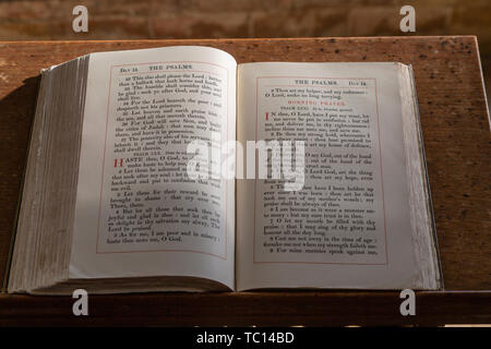 Vecchia bibbia libro aperto sulla pagina dei Salmi close-up nella chiesa a Wissett, Suffolk, Inghilterra, Regno Unito Foto Stock