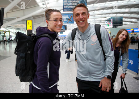 L'Inghilterra del Lucy bronzo e Inghilterra Manager Phil Neville all'aeroporto di Heathrow a Londra, come l'Inghilterra donne squadra partono per la Coppa del Mondo donne in Francia. Foto Stock