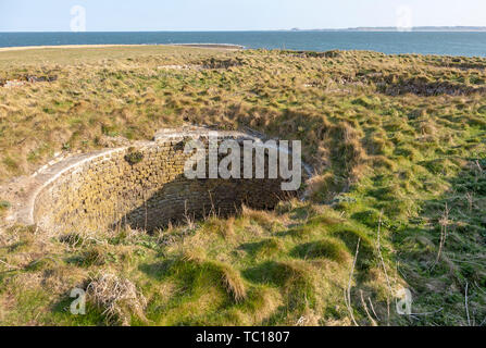 Top di vecchie fornaci da calce sull Isola Santa, Northumberland, Inghilterra, Regno Unito vista sud del litorale Foto Stock