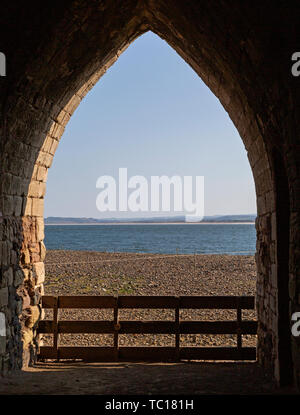 Arco in pietra di vecchie fornaci da calce sull Isola Santa, Northumberland, Inghilterra, Regno Unito vista sud del litorale Foto Stock