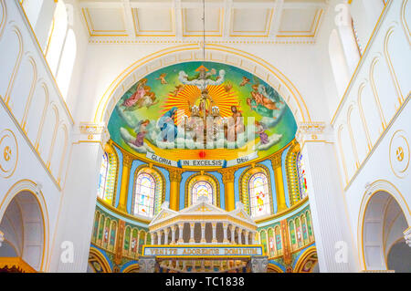 La religione ornamenti architettonici (Architettura) Arte Arte Chiesa, il turismo non ha un soffitto design nella progettazione di interni decorazione di interni design pittura Pittura all interno della cattedrale e la cupola all'interno del Mosaico industriale fine turismo turismo ornati in stile religioso Foto Stock