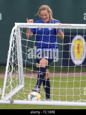 Scozia donna Erin Cuthbert recupera la sfera dalla rete durante la sessione di formazione presso Oriam, Edimburgo. Foto Stock