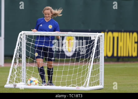 Scozia donna Erin Cuthbert recupera la sfera dalla rete durante la sessione di formazione presso Oriam, Edimburgo. Foto Stock