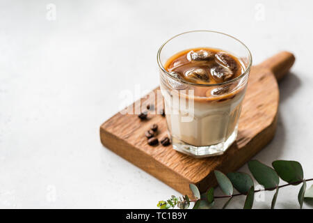 Di ghiaccio freddo Caffè in vetro, dissetante bevanda estiva. Copia spazio per il testo Foto Stock