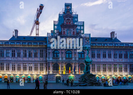 Il municipio di Anversa con la monumentale statua illuminata anche di notte, grotemarkt, Antwerpen, Belgio, 23 aprile 2019 Foto Stock