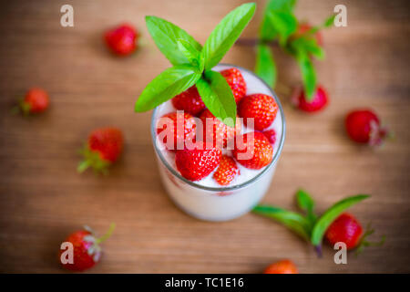 Dolce yogurt fatto in casa con prodotti freschi fragole mature Foto Stock