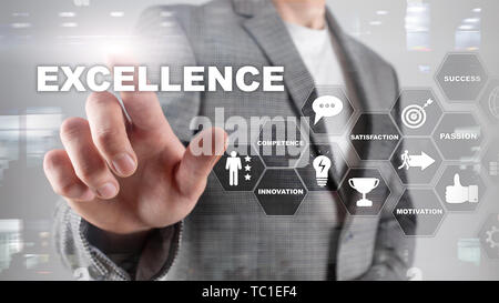 Ottenere Business Excellence come concetto. La ricerca dell'eccellenza. Business sfocata sullo sfondo al centro. Foto Stock