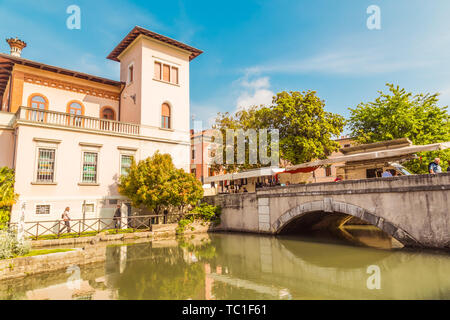 La città di Portogruaro in Veneto Italia con il fiume Lemene, torre e ponte panorama Foto Stock