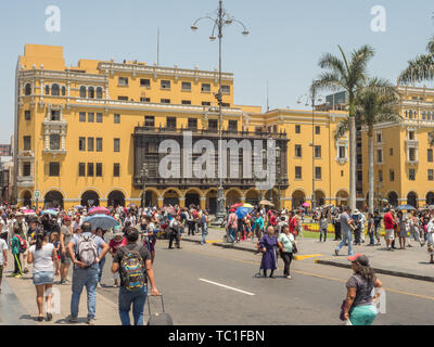 Lima, Perù - Marzo 29, 2018: la gente per strada di Lima prima di Pasqua. Buon Venerdì. Plaza de Armas, Perù, Sud America. America Latina Foto Stock