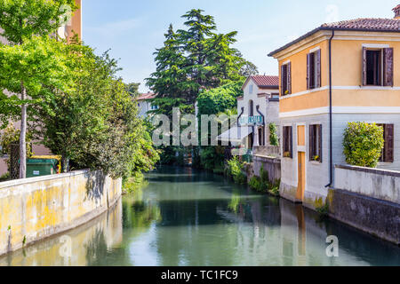 Portogruaro, Veneto Italia - 22 Maggio 2019: Cityscape di Portogruaro in Veneto Italia con il fiume Lemene, case e taverne Foto Stock