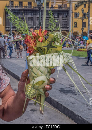 Lima, Perù - Marzo 29, 2018: donne peruviane con una Pasqua palmon la strada di Lima prima di Pasqua. Buon Venerdì. Plaza de Armas, Perù, Sud un Foto Stock