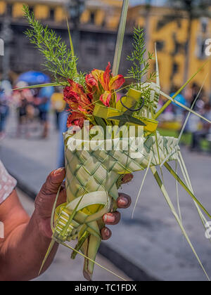 Lima, Perù - Marzo 29, 2018: Donna Peruviana che mostra una Pasqua palm sulla strada di Lima prima di Pasqua. Buon Venerdì. Plaza de Armas, Perù, così Foto Stock