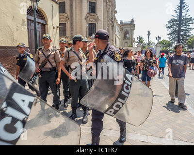 LIma, Perù - Marzo 29, 2018: armati polizia per le strade di Lima. Policia. Sud America. Foto Stock