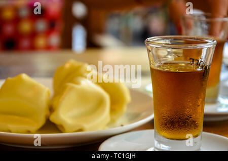 In stile Georgiano tradizionale sansa di brandy chiamato chacha, noto anche come uva vodka o grappa georgiano e cibi tradizionali Khinkali servita presso il cafe Foto Stock
