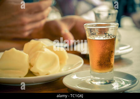 In stile Georgiano tradizionale sansa di brandy chiamato chacha, noto anche come uva vodka o grappa georgiano e cibi tradizionali Khinkali servita presso il cafe Foto Stock