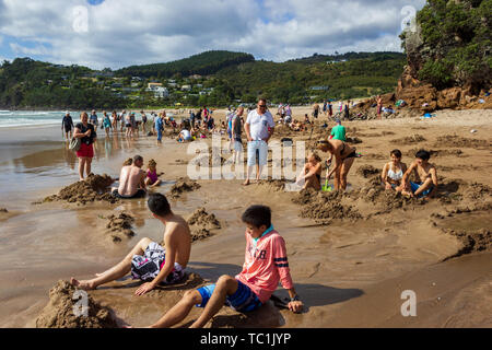 WHITIANGA, NZL - Jan 20 2015:i visitatori facendo piccole piscine di acque calde in spiaggia dell' acqua calda.it una delle più popolari attrazioni geotermica in Nuova Zelanda Foto Stock