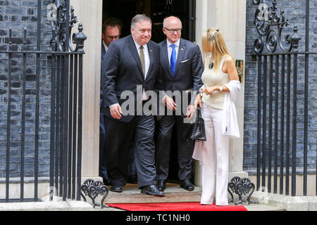 Il Segretario di Stato americano, Mike Pompeo (L) esce dal 10 di Downing Street per il Foreign and Commonwealth Office durante la seconda giornata del Presidente Trump's Visita di Stato nel Regno Unito. Foto Stock