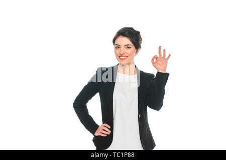 Allegro razza mista imprenditrice che mostra ok gesto isolato su bianco Foto Stock