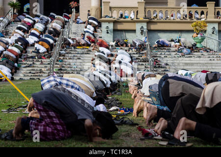 Musulmani di Aceh eseguire l'Eid al-Fitr preghiera in Lhokseumawe. I musulmani di tutto il mondo celebrano l'Eid al-Fitr contrassegnato entro la fine del digiuno del mese sacro del Ramadan. Foto Stock