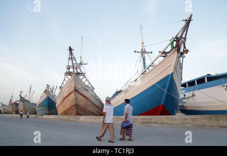 Preparare i residenti a partecipare Eid preghiera di Sunda Kelapa Porto di Jakarta. Eid al-Fitr 1440 H è una festa religiosa celebrata dai musulmani di tutto il mondo che segna la fine del Ramadan, il mese sacro del digiuno islamico. Foto Stock