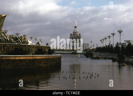 Vista dal Fiore di Pietra Fontana verso il padiglione centrale presso la VDNKh mostra di conquiste dell' economia nazionale complessa, a Mosca, Russia, 1973. () Foto Stock