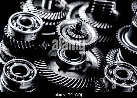 Ingranaggi metallici su sfondo nero Foto Stock