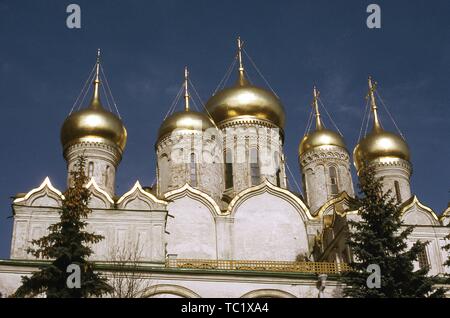 La facciata della Cattedrale dell Assunzione, noto come cattedrale della Dormizione nel Cremlino di Mosca, Russia, 1973. () Foto Stock