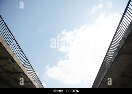 Costruzione in acciaio da sotto il ponte Foto Stock