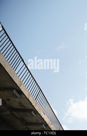 Costruzione in acciaio da sotto il ponte Foto Stock